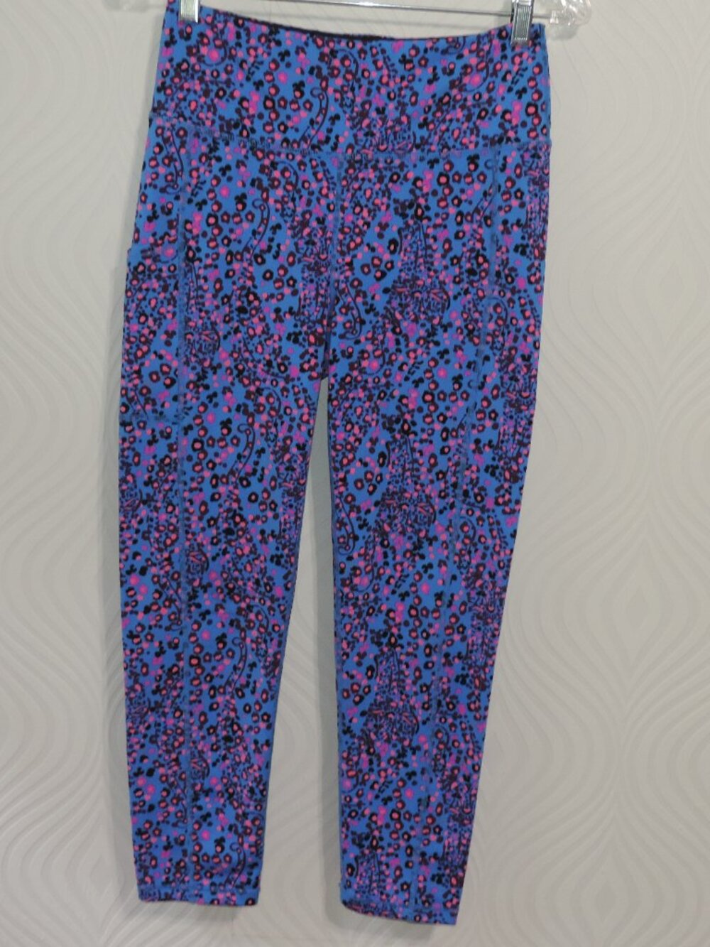 LILLY PULITZER Luxletic Leggings sz M in Growl and Prowl Blue Pink & Blk print
